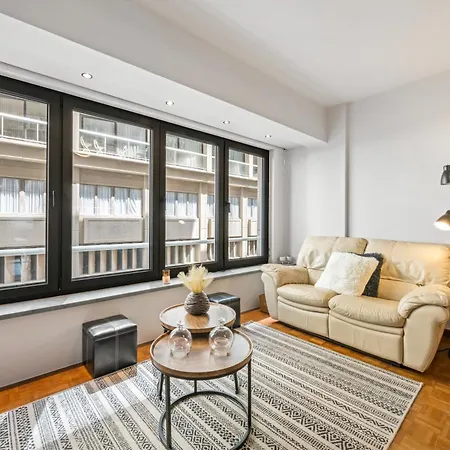 Modern 2-bedroom Near & Center T138 *