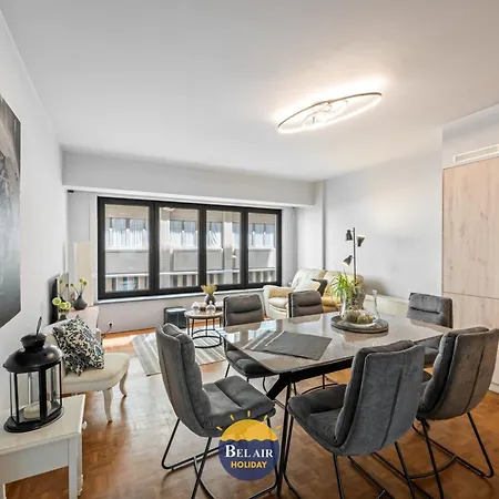 Modern 2-bedroom Near & Center T138 *