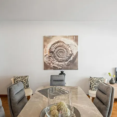 Modern 2-bedroom Near & Center T138