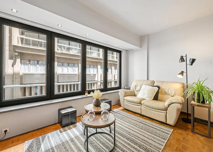 Modern 2-bedroom Near & Center T138 *