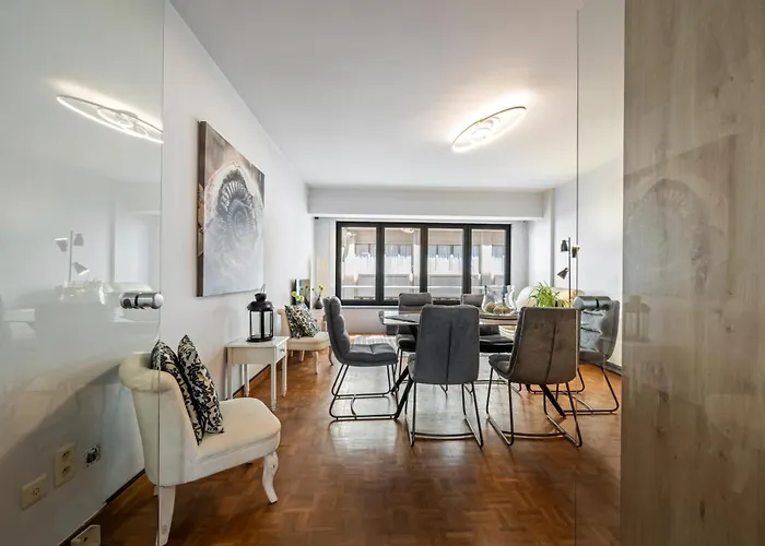 Modern 2-bedroom Near & Center T138 *