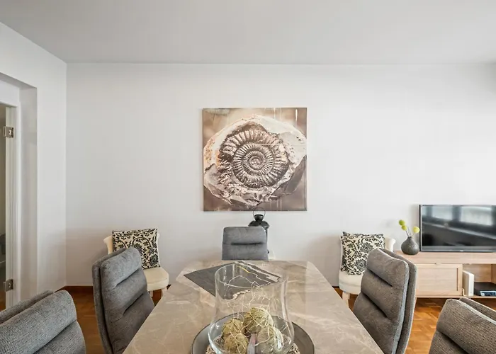 Modern 2-bedroom Near & Center T138