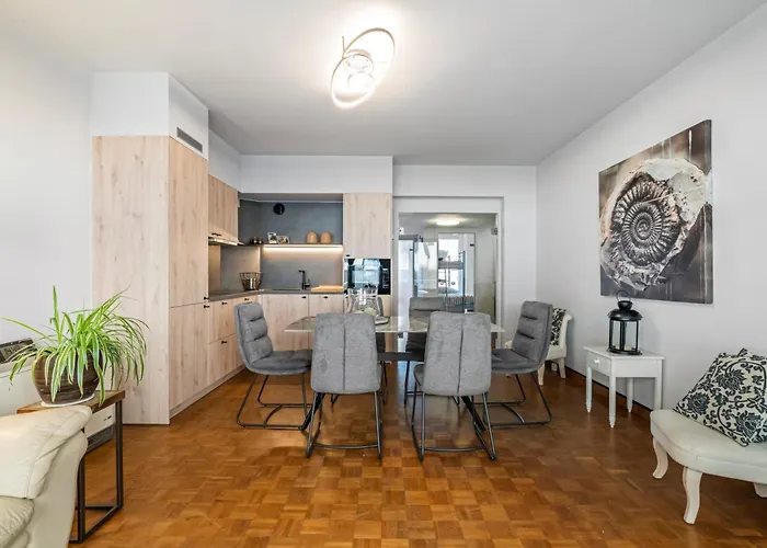 Modern 2-bedroom Near & Center T138