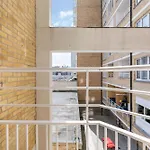 Modern 2-bedroom Near & Center T138 דירה *
